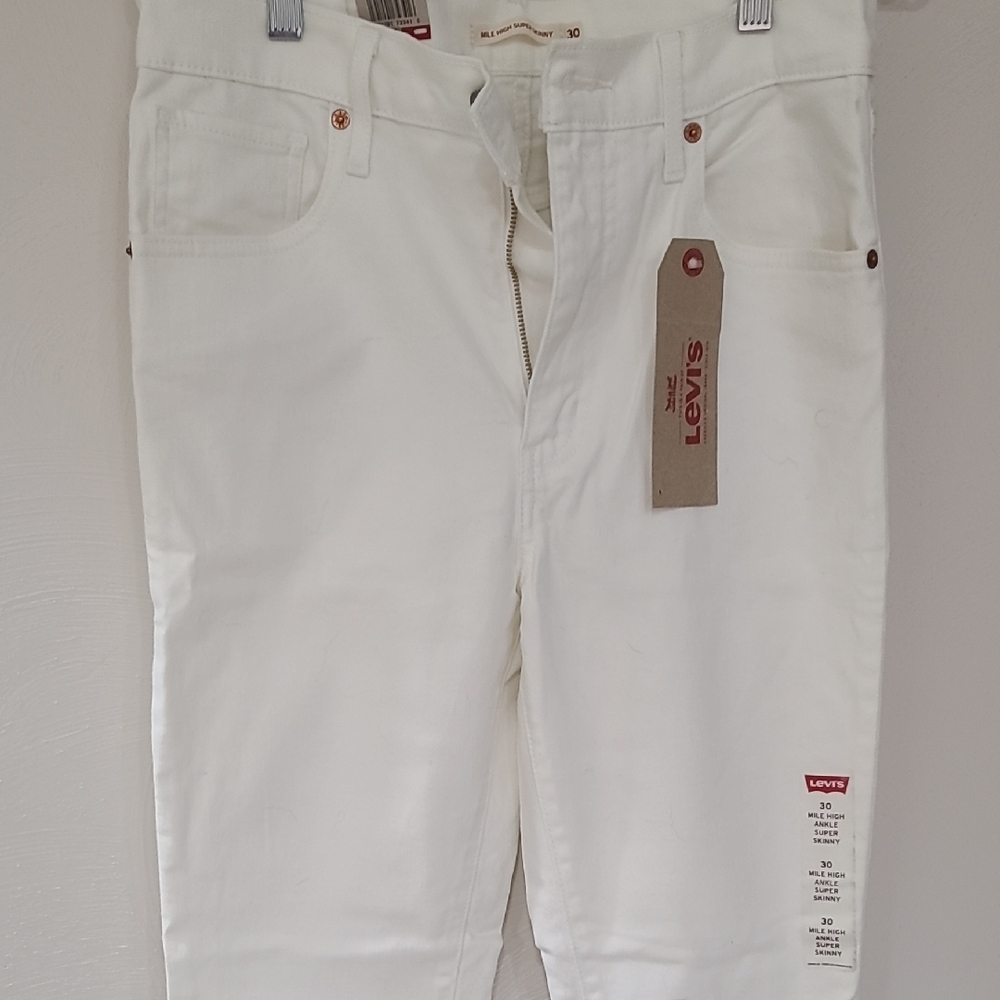 NWT Levi's Mile High Rise White Jeans Size 30
